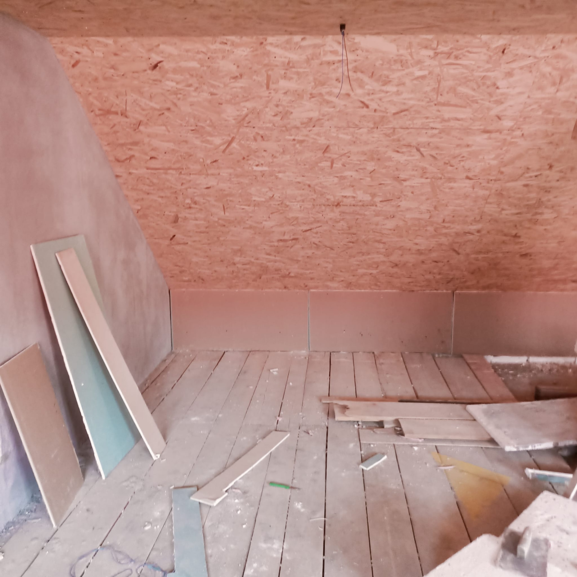 Gyprocplaten klaar voor plaatsing onder houten dakstructuur