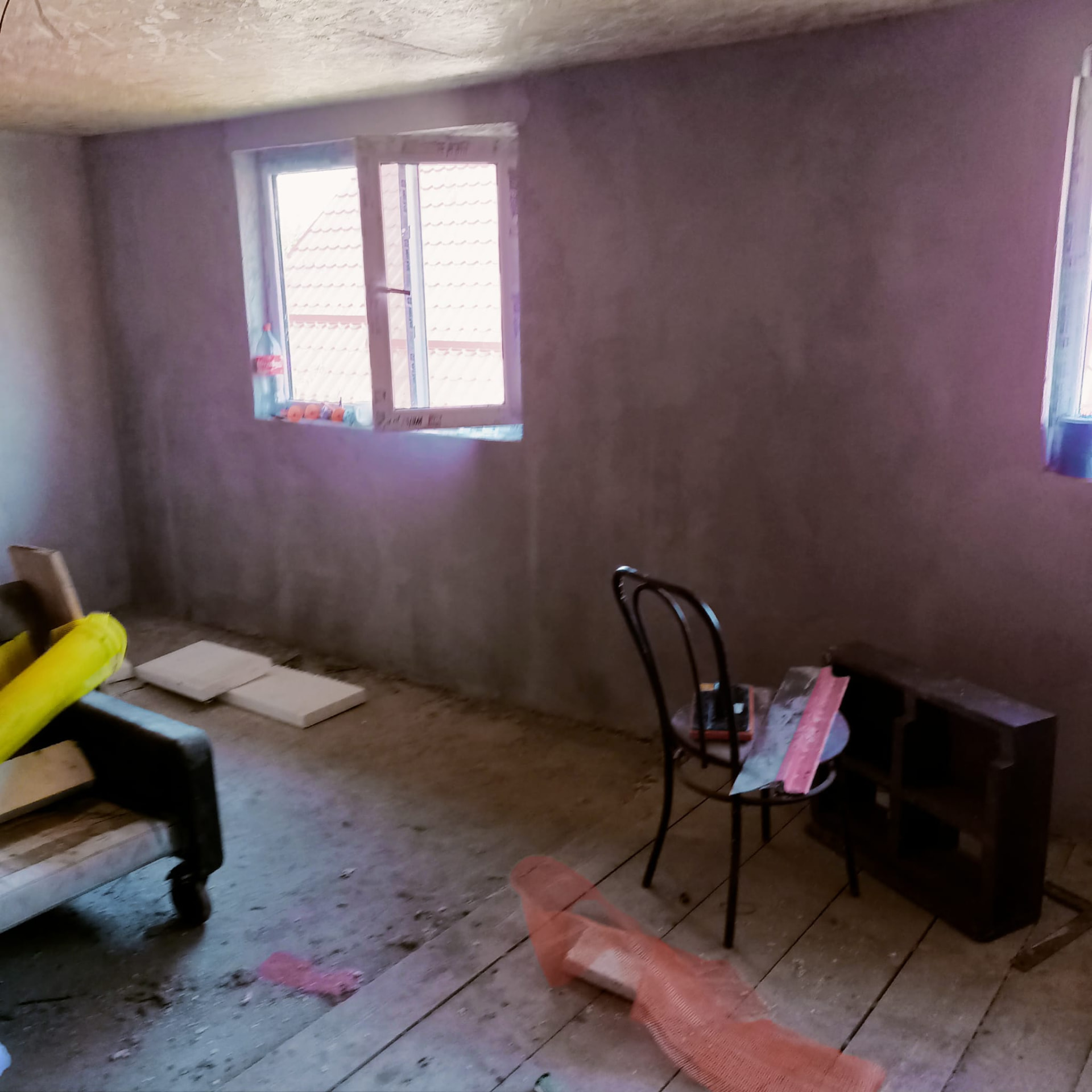 Kamer met afgewerkte pleisterlaag en nieuwe ramen