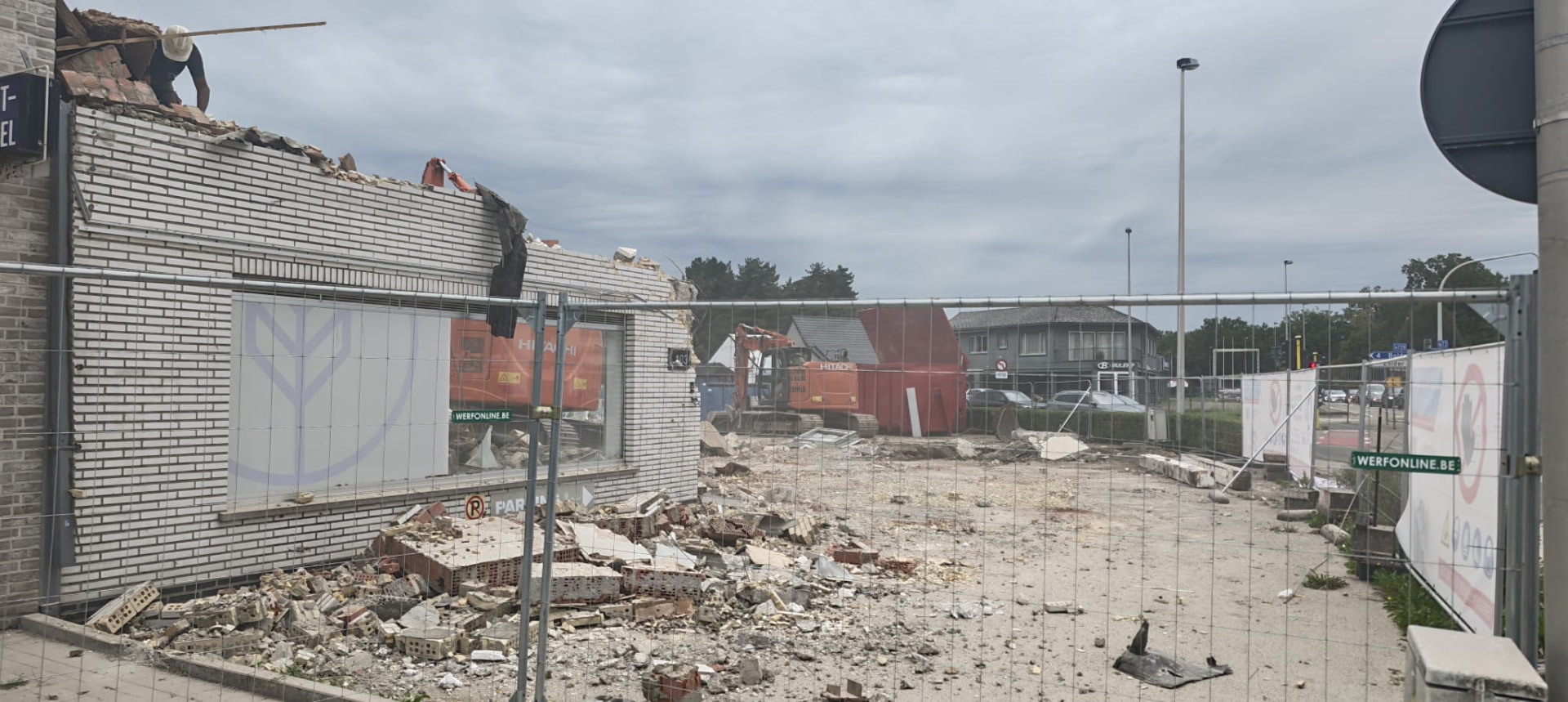 Overzicht van afbraakwerf met puin en graafmachines